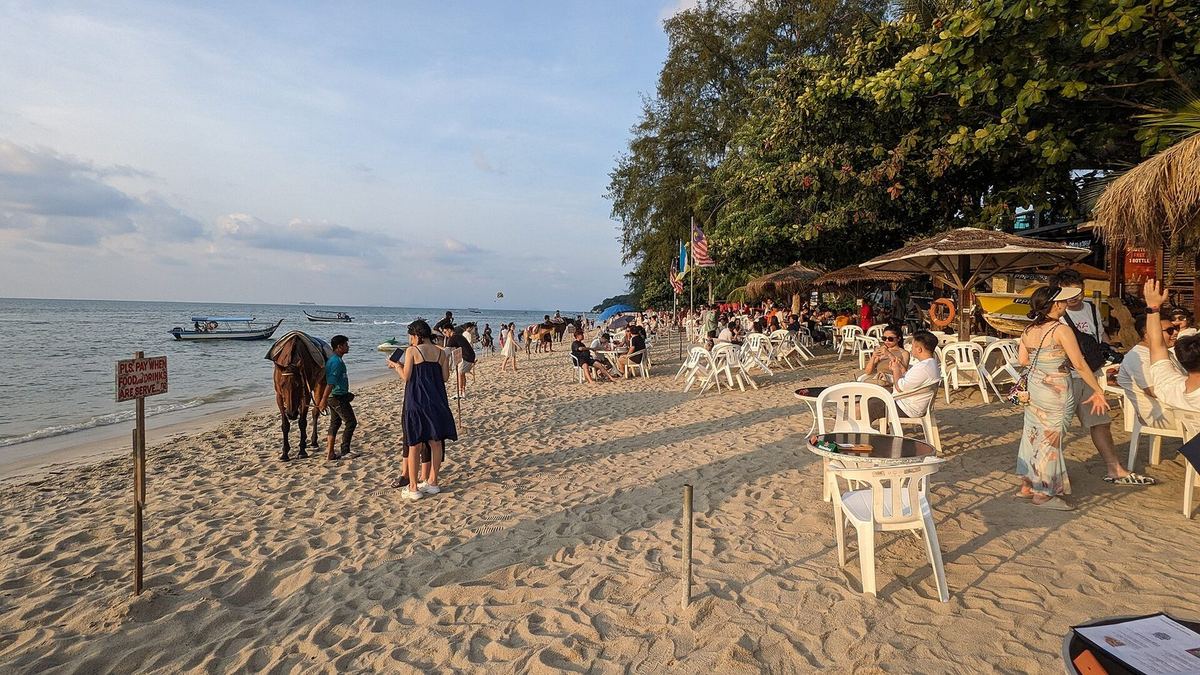 槟城峇都丁宜海滩上的沙滩、海滩咖啡馆和骑小马
