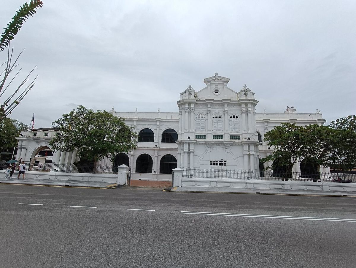 槟城乔治市 Lebuh Farquhar 上槟城州立博物馆的白色殖民时期外观