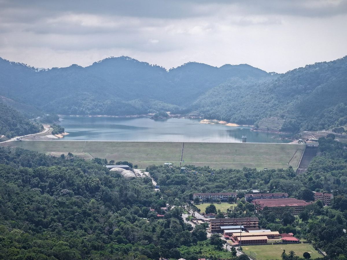 槟城被森林山丘环绕的直落巴巷水坝和水库