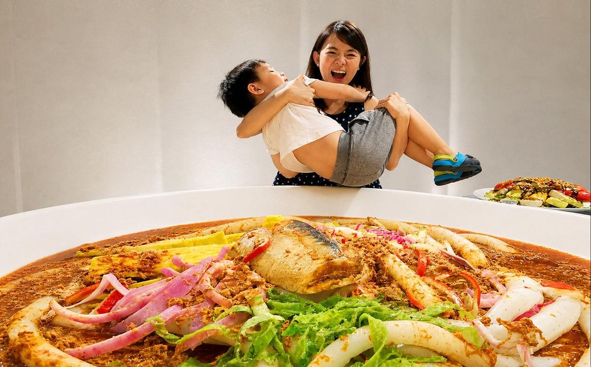 槟城乔治市 Wonderfood Museum 里，游客在巨型亚参叻沙模型旁拍照