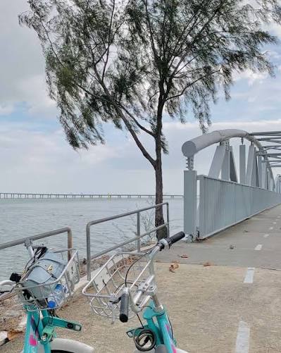 从 Queensbay 海滨看夜间亮灯的槟城第一大桥