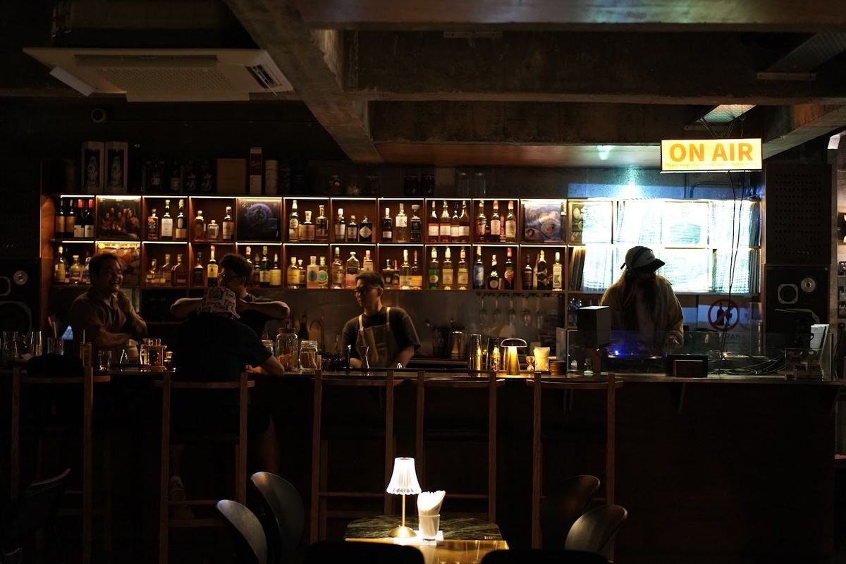 Meja bar di Kool Kongsi, bar koktail piringan hitam, Jalan Argyll, George Town, Penang