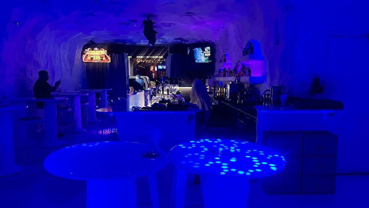Interior berkubah dengan lampu biru di Reggae Bar Penang, Lebuh Chulia, George Town