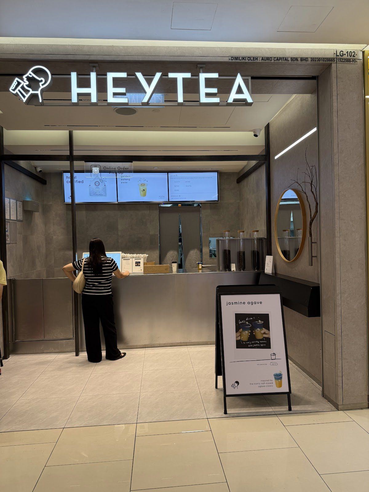 槟城峇六拜 Queensbay Mall 的 HEYTEA 柜台
