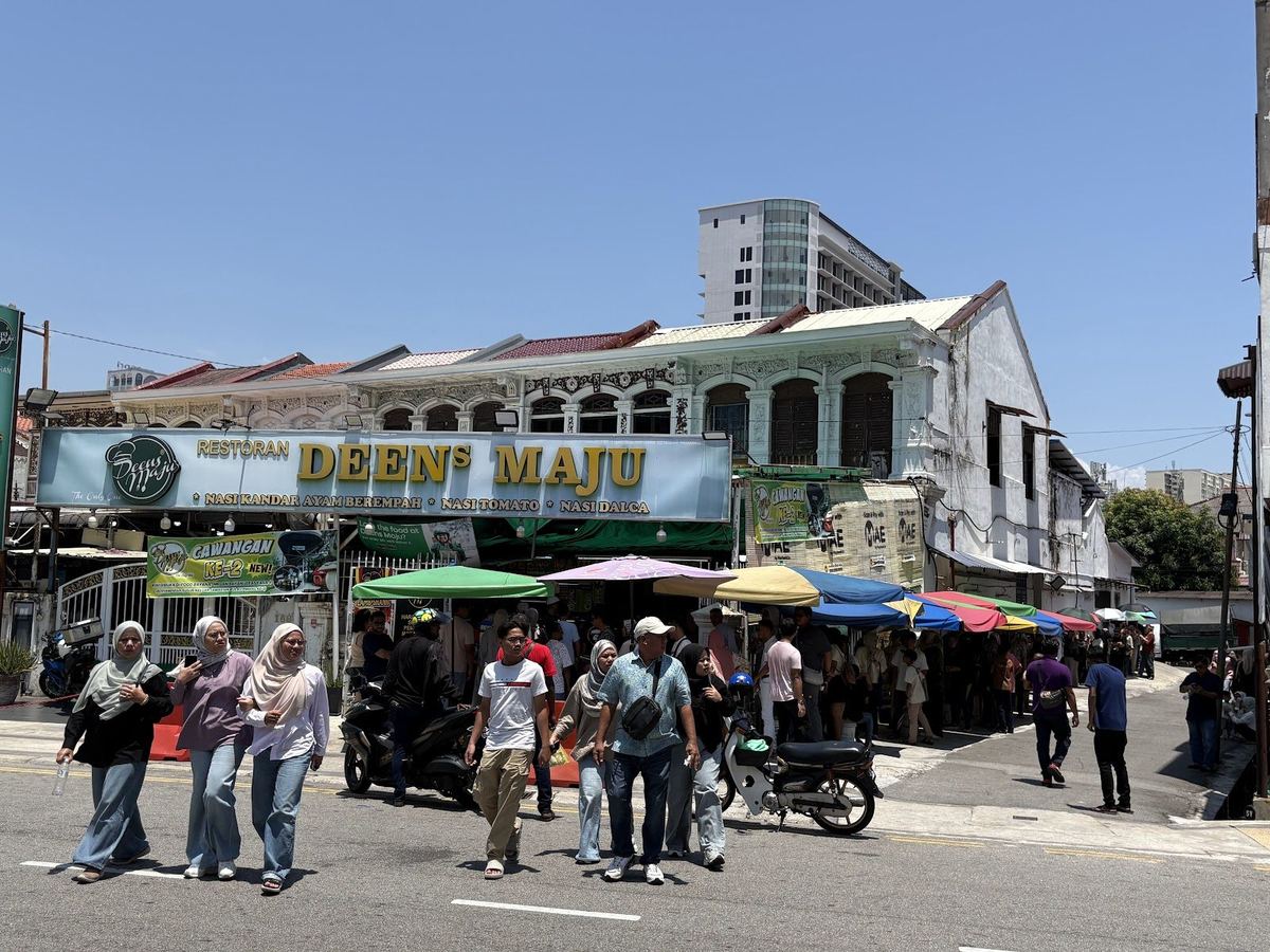 Bagian depan dan gedung sudut Deen Maju Nasi Kandar di Jalan Gurdwara, George Town, Penang