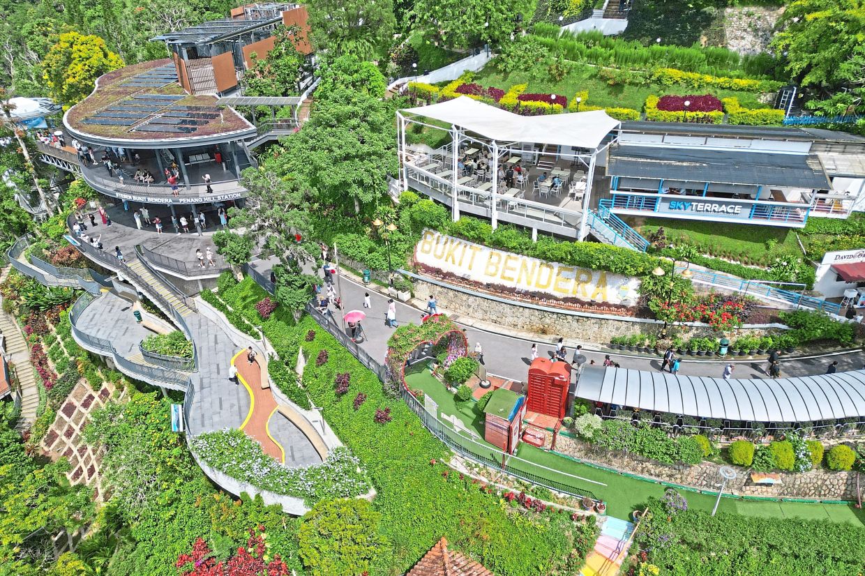从升旗山顶俯瞰乔治市和海峡的景色