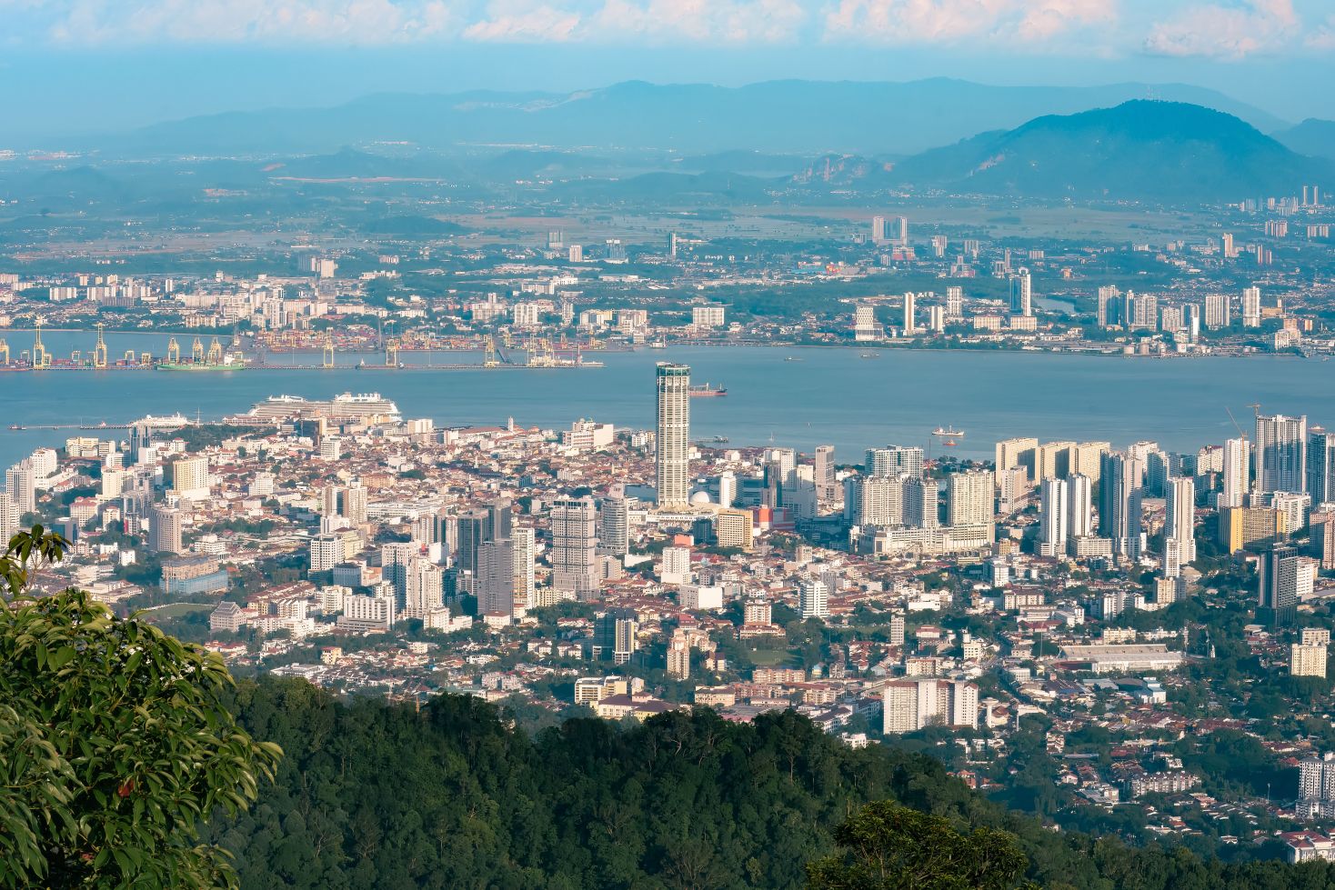 Pemandangan dari Bukit Bendera ke arah George Town, Selat Pulau Pinang dan tanah besar