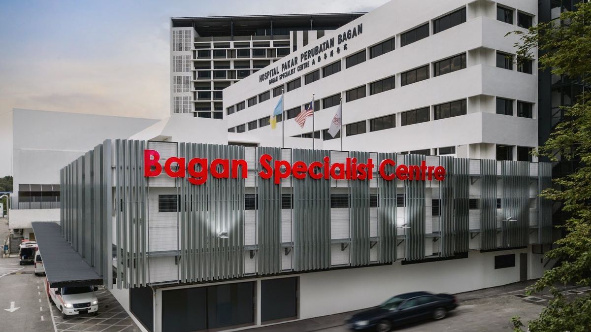 槟城北海 Jalan Bagan 1 上挂有红色招牌的 Bagan Specialist Centre 医院大楼