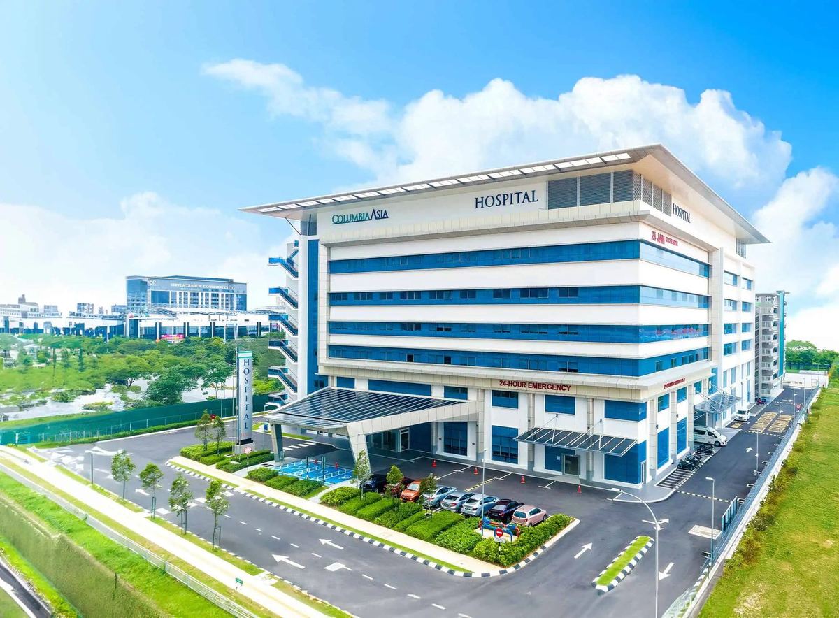 槟城 Bandar Cassia 的 Columbia Asia Hospital Batu Kawan 大楼与车道