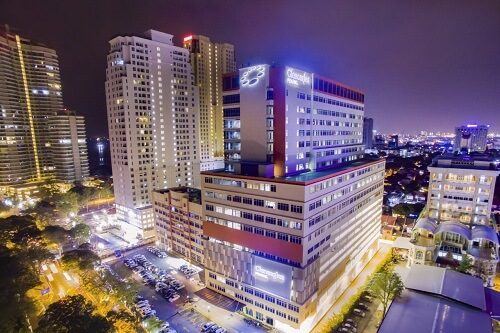 乔治市夜间灯火通明的 Gleneagles Hospital Penang 大楼