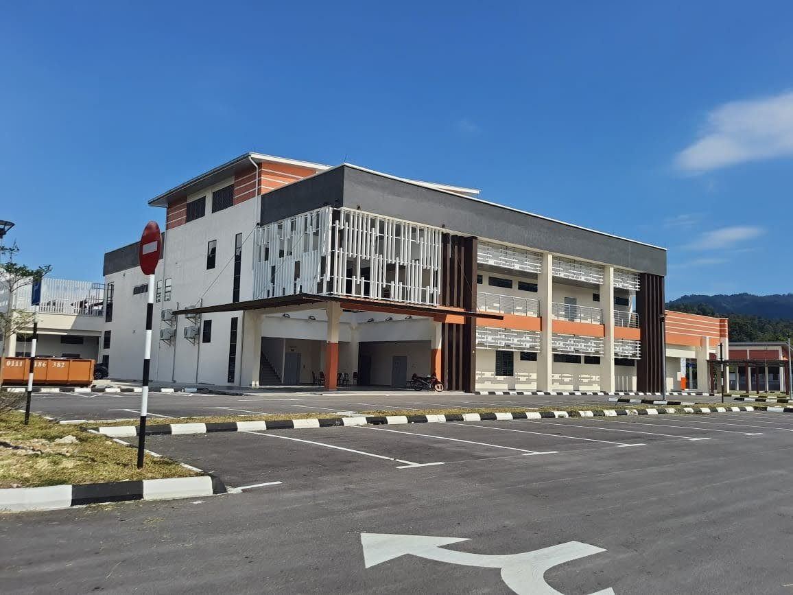 槟城 Jalan Balik Pulau 上新的 Hospital Balik Pulau 大楼和停车场