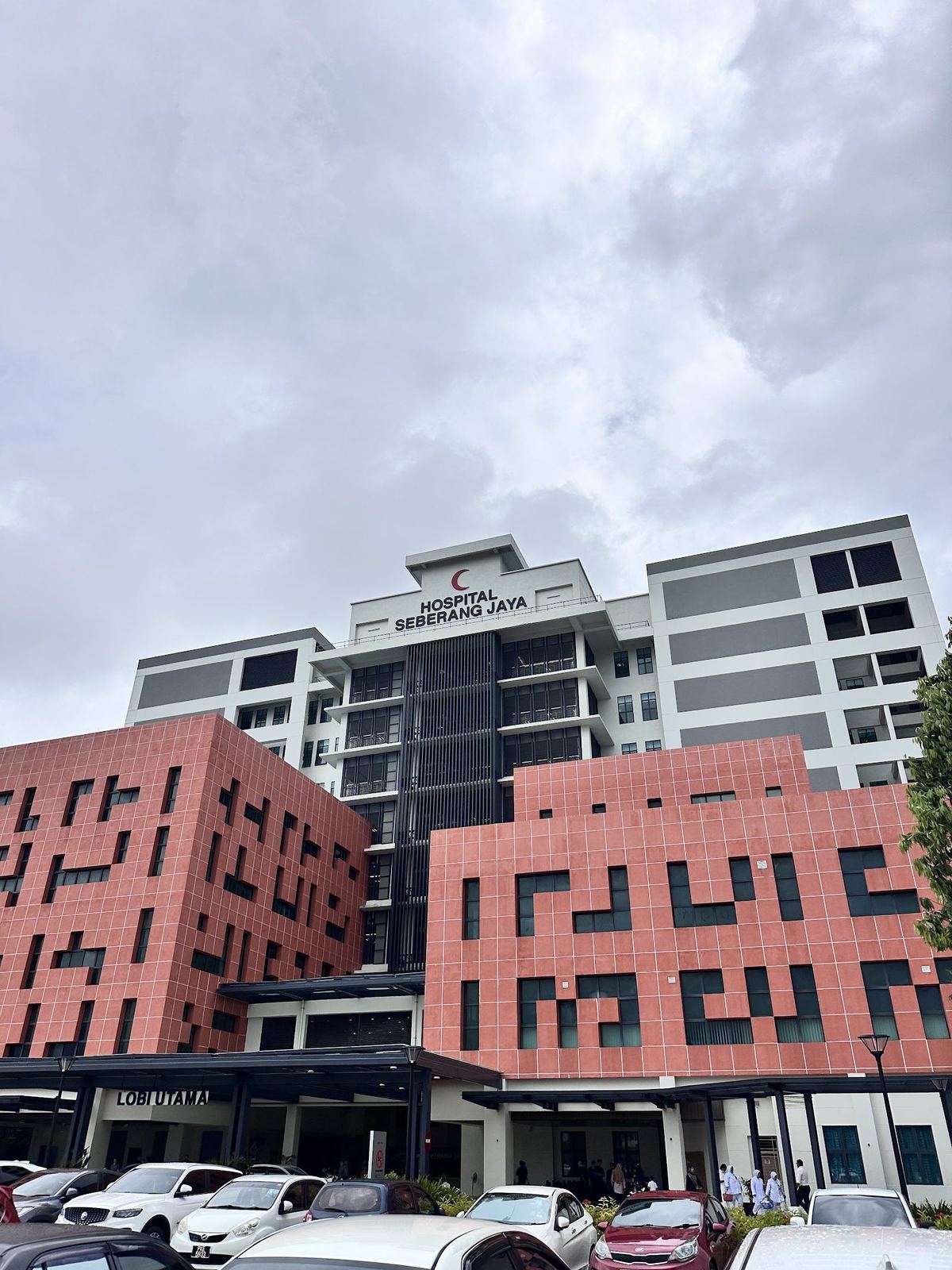 槟城威省再也 Hospital Seberang Jaya 的主楼、红砖侧翼和招牌