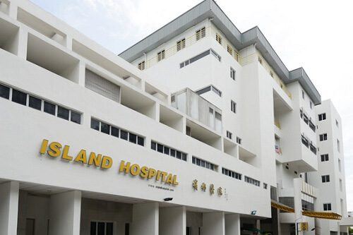 槟城乔治市 Jalan Macalister 上挂有名称招牌的 Island Hospital 大楼