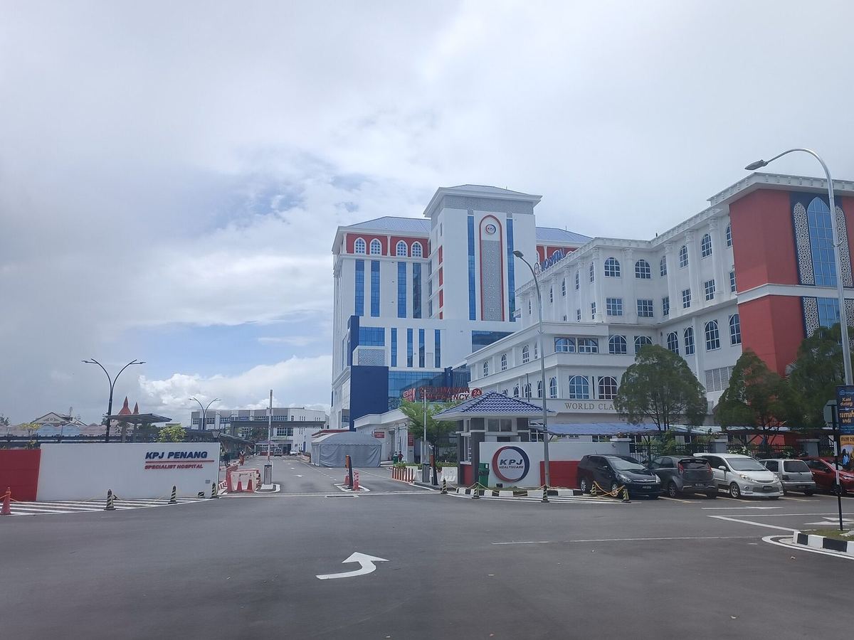大山脚 Bandar Perda 的 KPJ Penang Specialist Hospital 大楼和入口