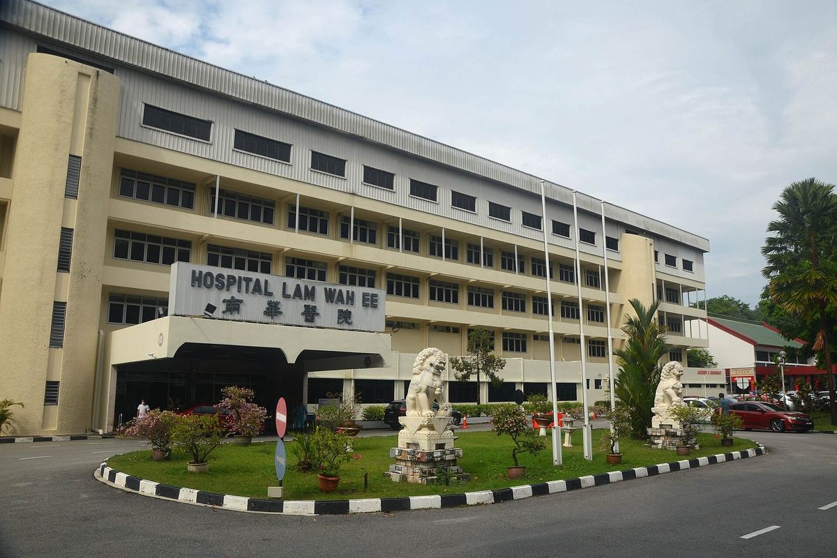 槟城乔治市 Jalan Tan Sri Teh Ewe Lim 上 Hospital Lam Wah Ee 的主楼和名称招牌