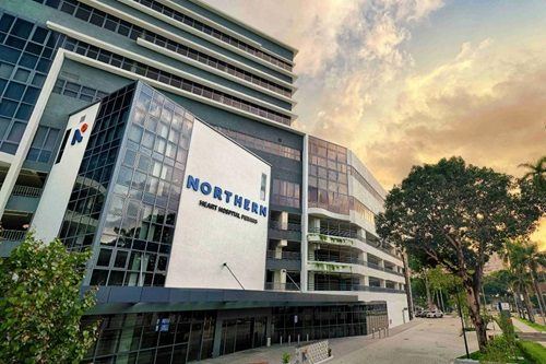 外墙上印有名称的槟城 Northern Heart Hospital 外观