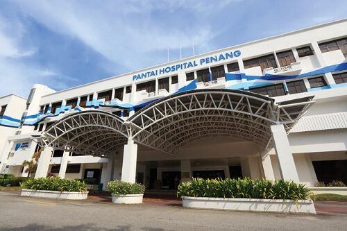 槟城峇六拜 Pantai Hospital Penang 的入口雨棚和大楼