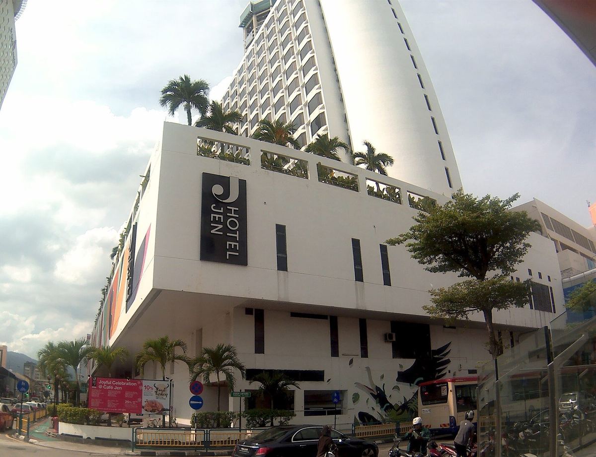 槟城 Jalan Magazine 上 JEN Penang Georgetown 的酒店大楼和裙楼，图中仍挂着旧的 Hotel Jen 招牌