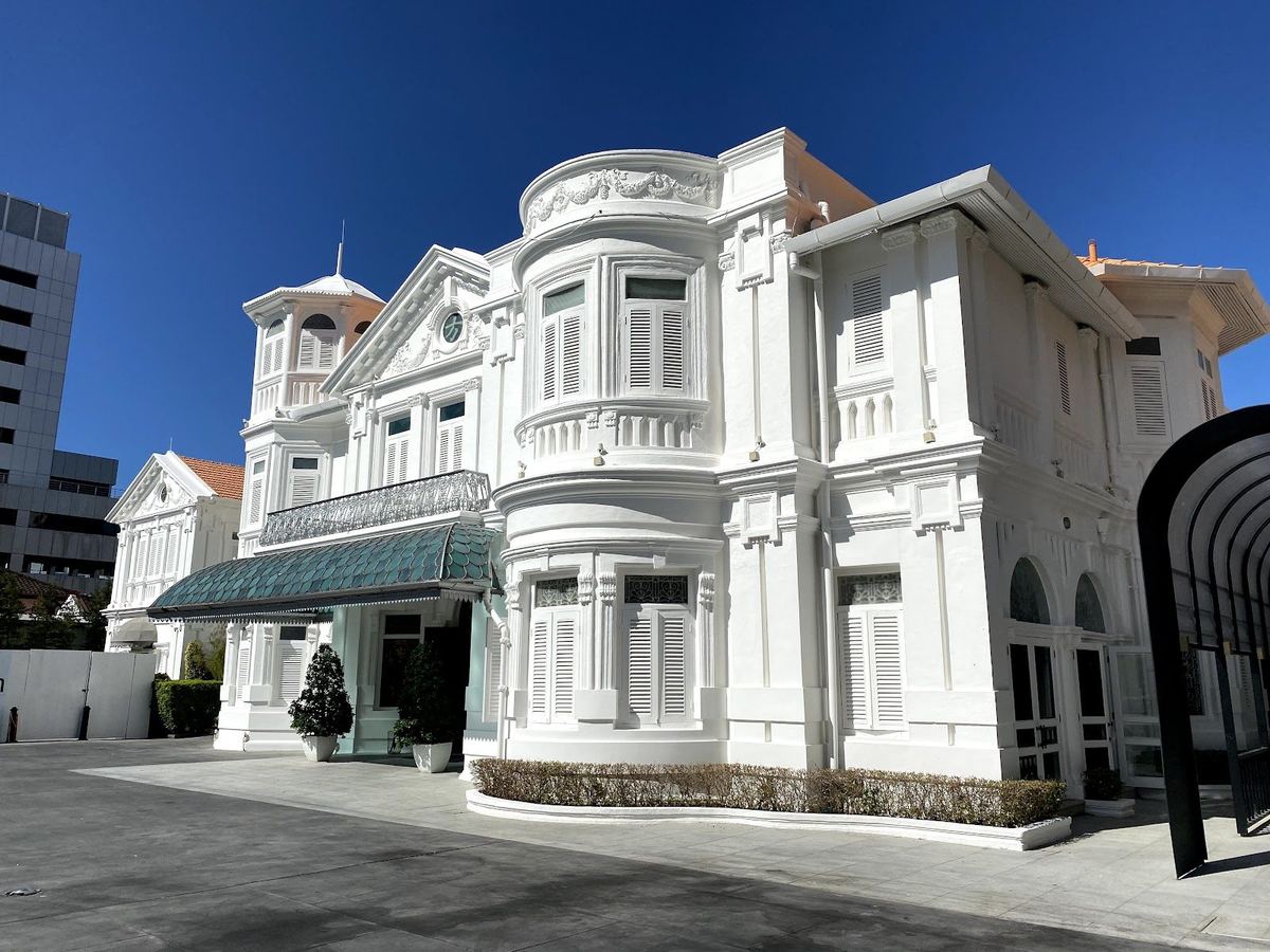 槟城乔治市 Jalan Macalister 上 Macalister Mansion 精品酒店的白色殖民风格外墙