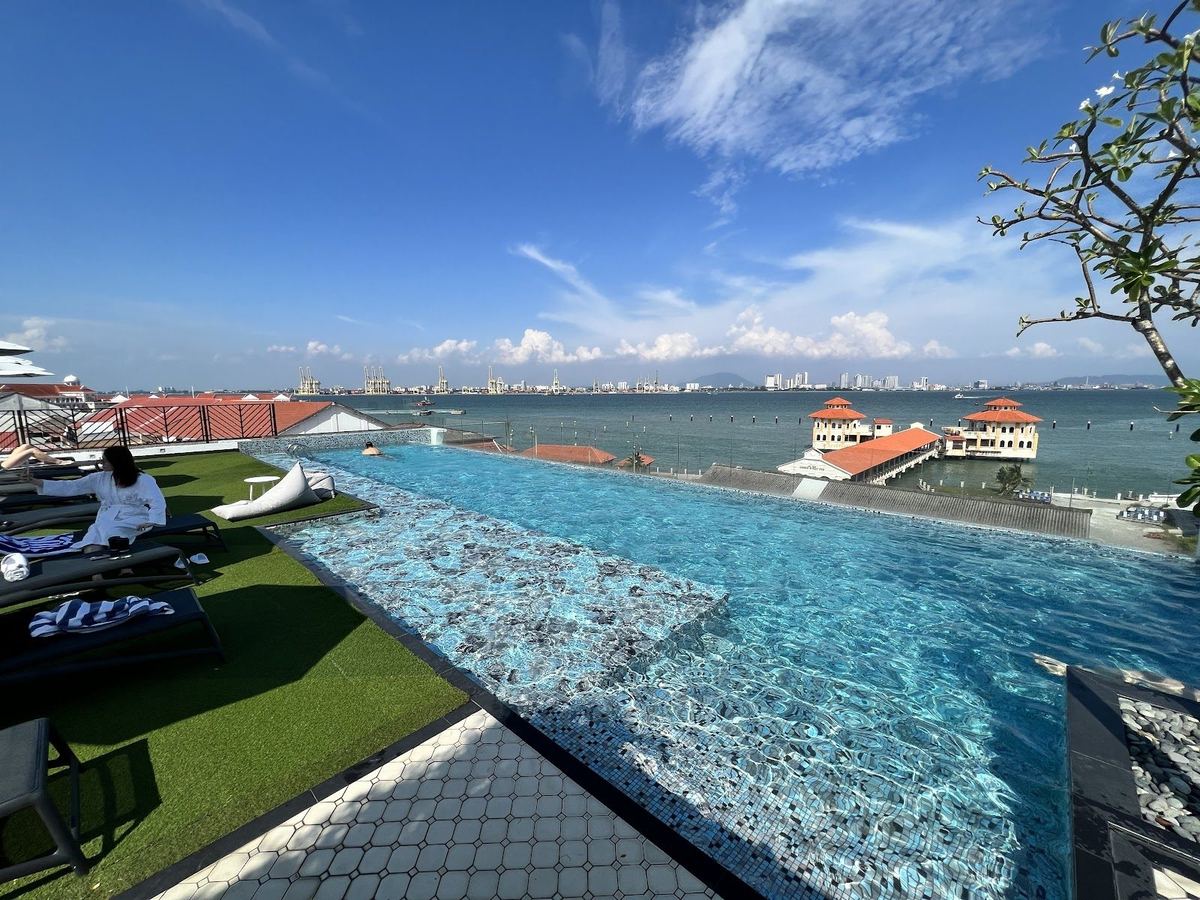 The Prestige Hotel Penang 俯瞰乔治市海滨的屋顶无边泳池
