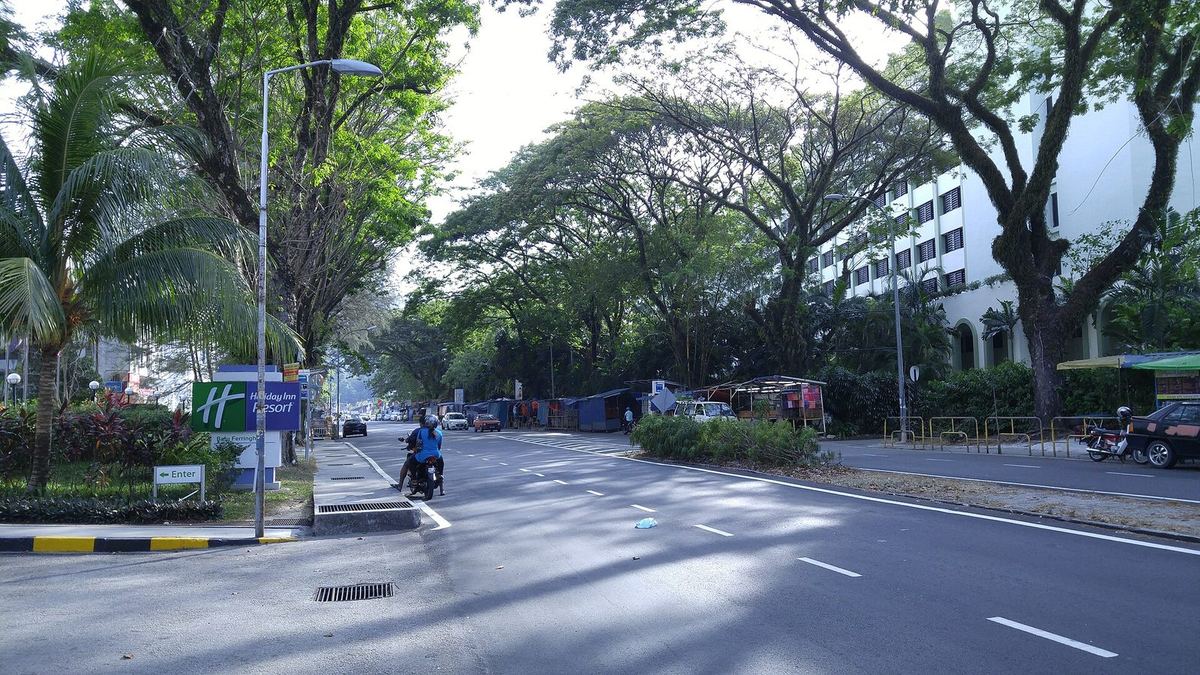 槟城峇都丁宜的主要海滩路 Jalan Batu Ferringhi，123 Laundry 就在这条路上