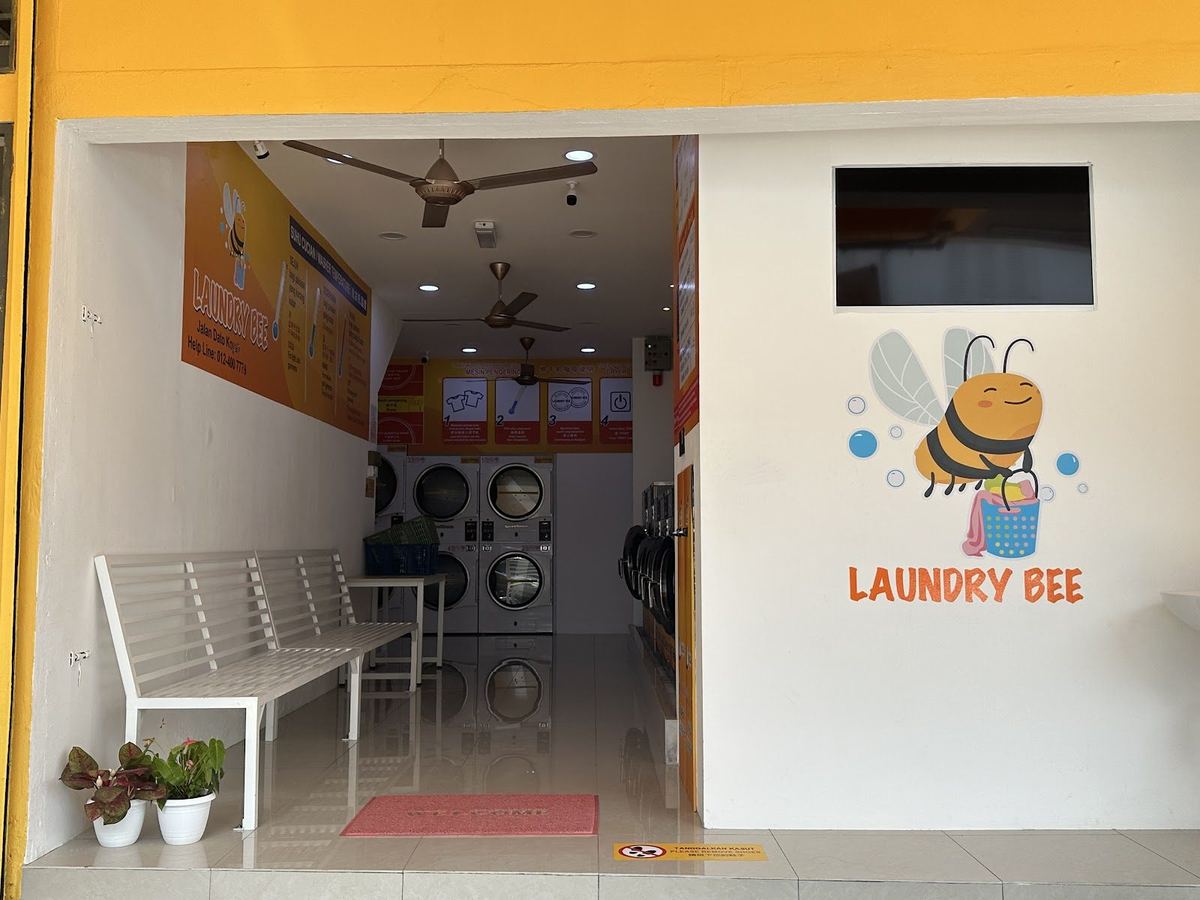 槟城乔治市 Jalan Dato Koyah 上带蜜蜂标志的 Laundry Bee 自助洗衣店入口