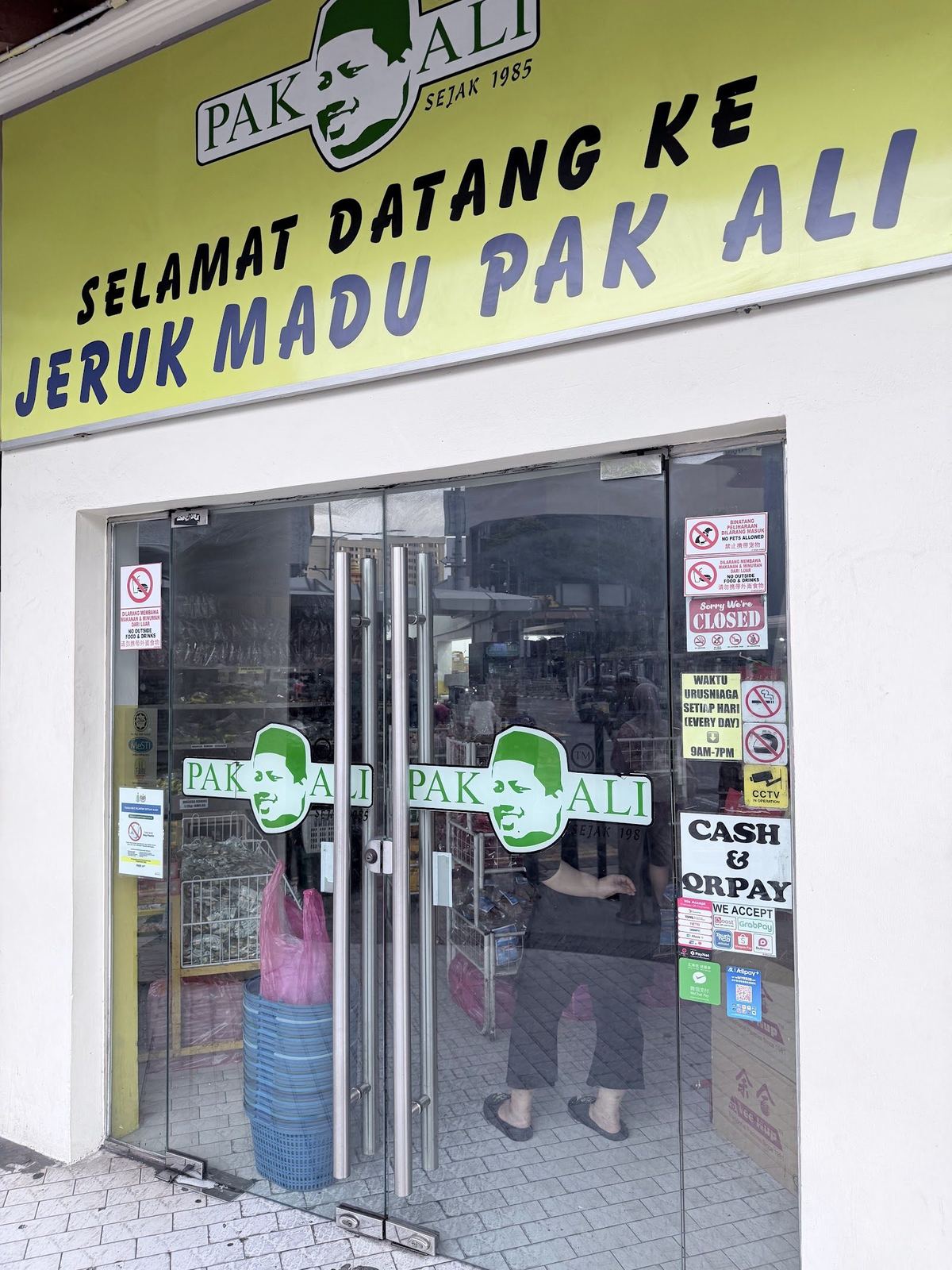 Pintu masuk berpintu kaca toko manisan buah Jeruk Madu Pak Ali di dekat Chowrasta Market, George Town, Penang