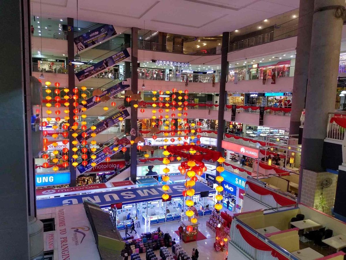 槟城乔治市 Prangin Mall 中庭，设有手机店和维修柜台