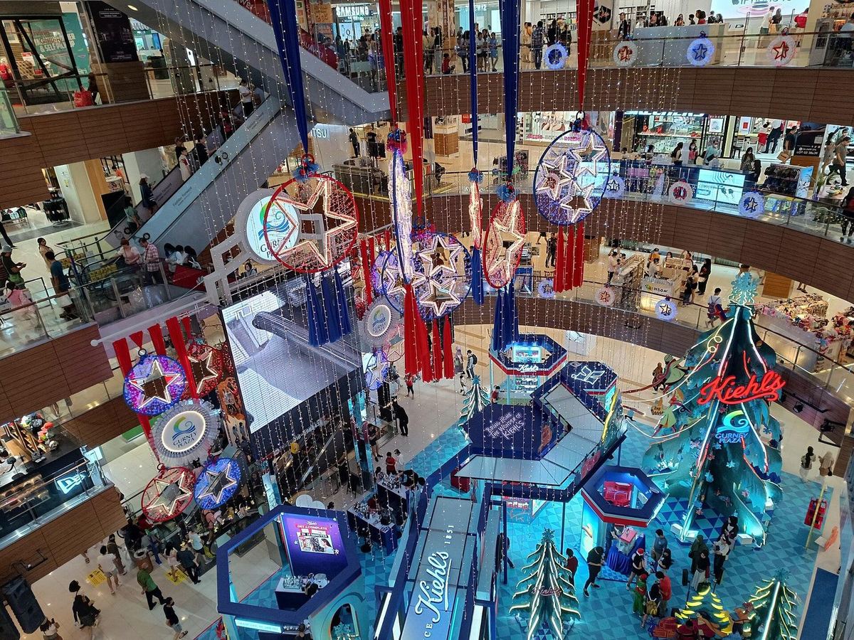 槟城 Persiaran Gurney 的 Gurney Plaza 中庭，Samsung Experience Store 所在商场