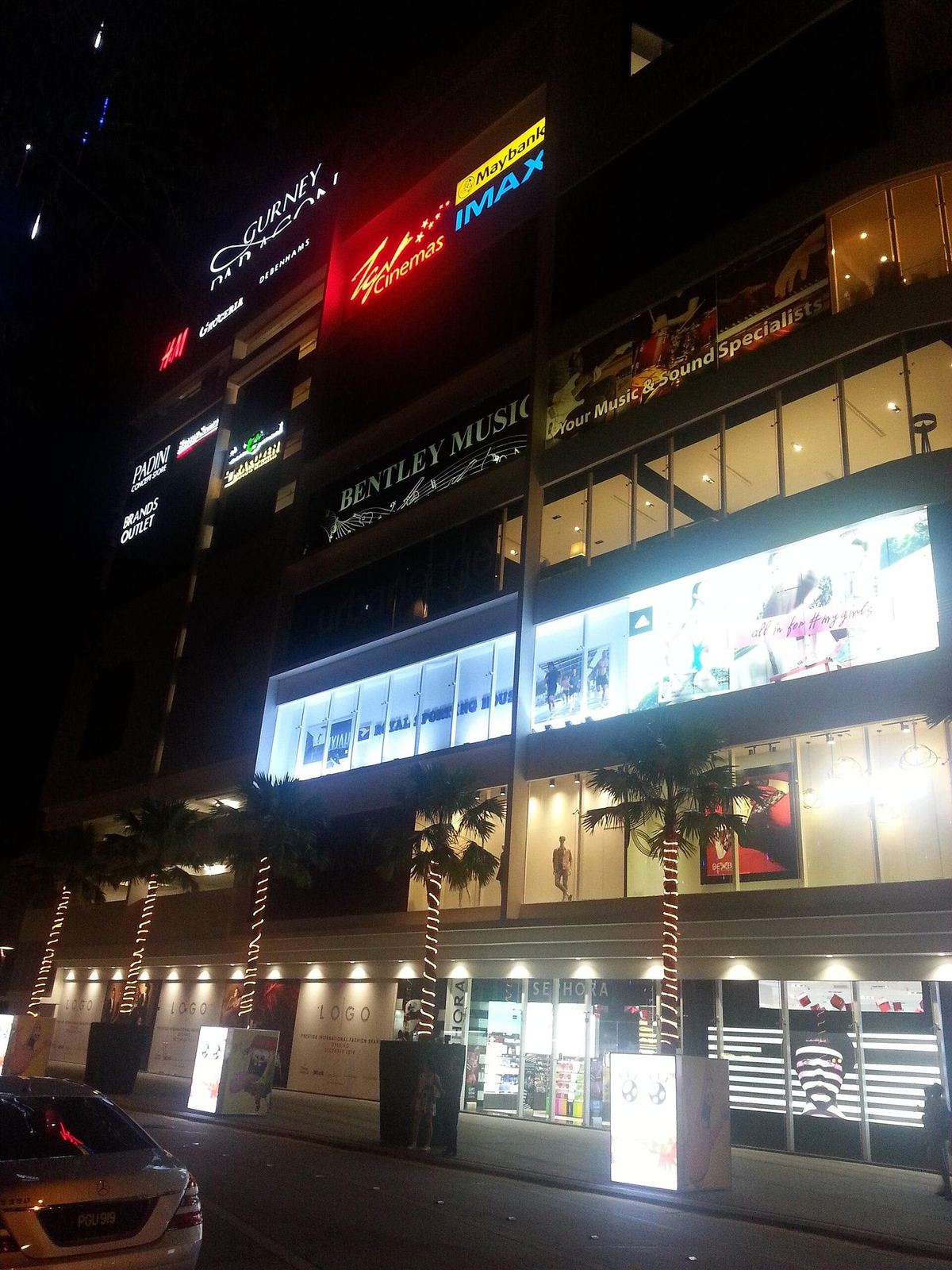 槟城乔治市 Gurney Paragon Mall 夜间外观，Switch 服务中心所在地