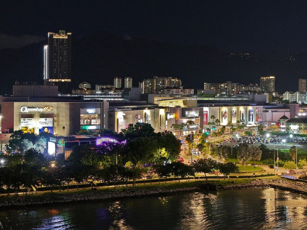 槟城 Bayan Lepas 海滨的 Queensbay Mall 夜景，Switch 服务中心所在地
