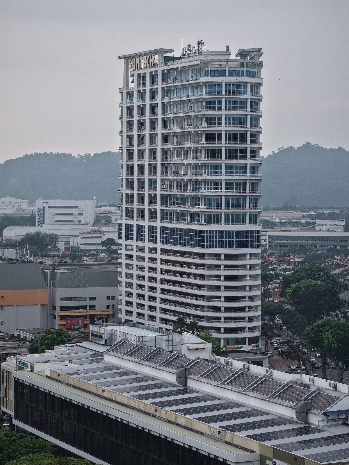 槟城 Bandar Bayan Baru 的 Suntech 大楼，XpertGadget 在底楼设有店面