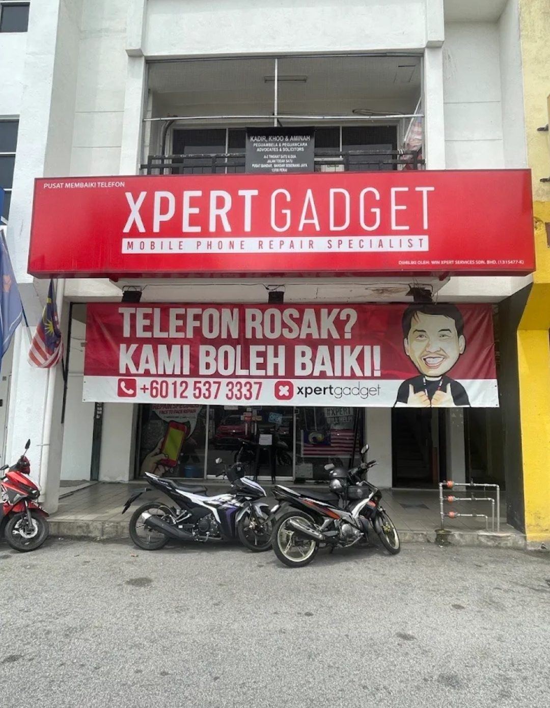 槟城 Jalan Todak 1 上的 XpertGadget Seberang Jaya 手机维修店，挂着红色招牌