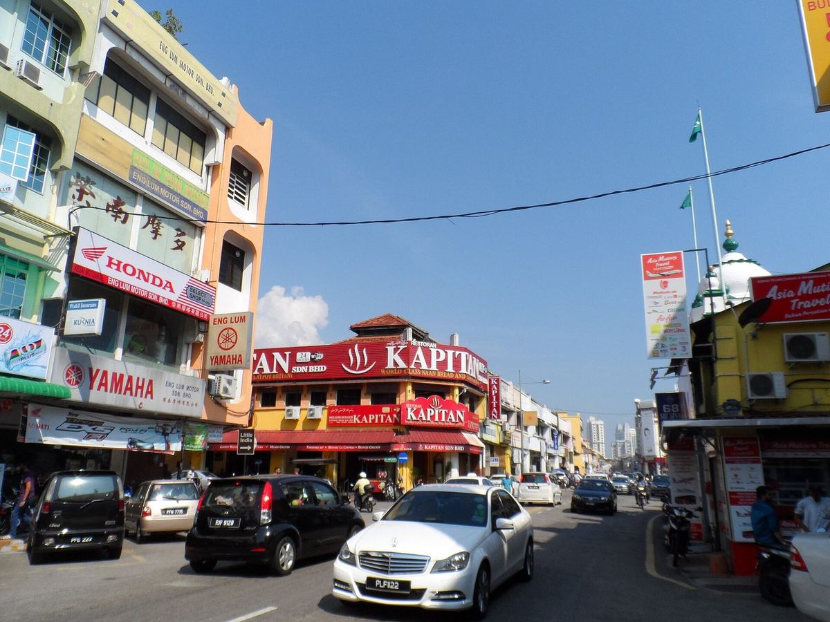 槟城乔治市 Lebuh Chulia 转角店屋上的红色 Restoran Kapitan 招牌