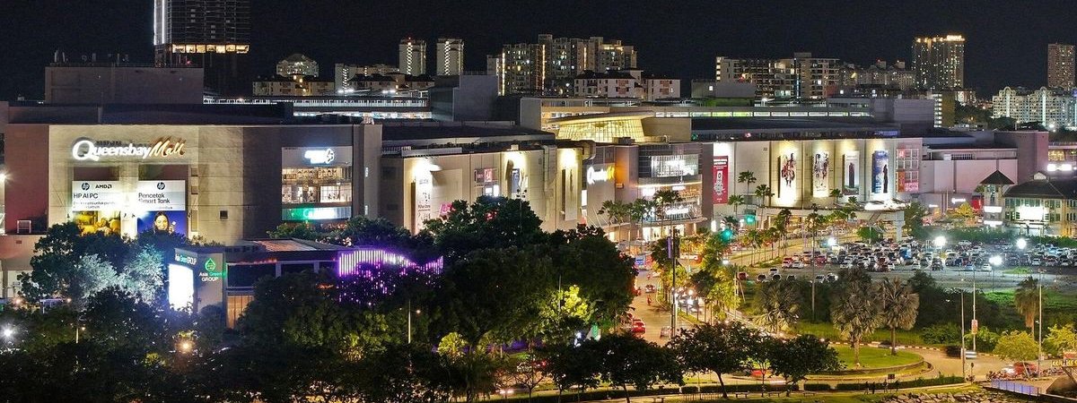 夜晚灯火通明的 Queensbay Mall，位于峇六拜海滨，是槟城最大的商场之一