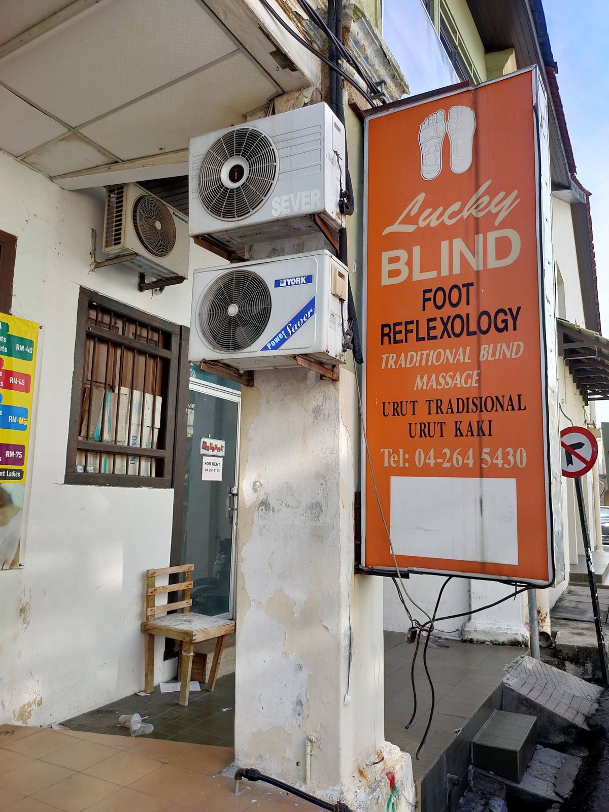 Papan nama Lucky Blind Foot Reflexology di luar tokonya di Jalan Sungai Ujong, George Town, Penang