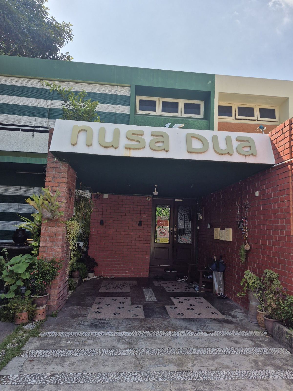 Pintu masuk Nusa Dua Massage Treatment House di Lorong Leandro's, Pulau Tikus, Penang