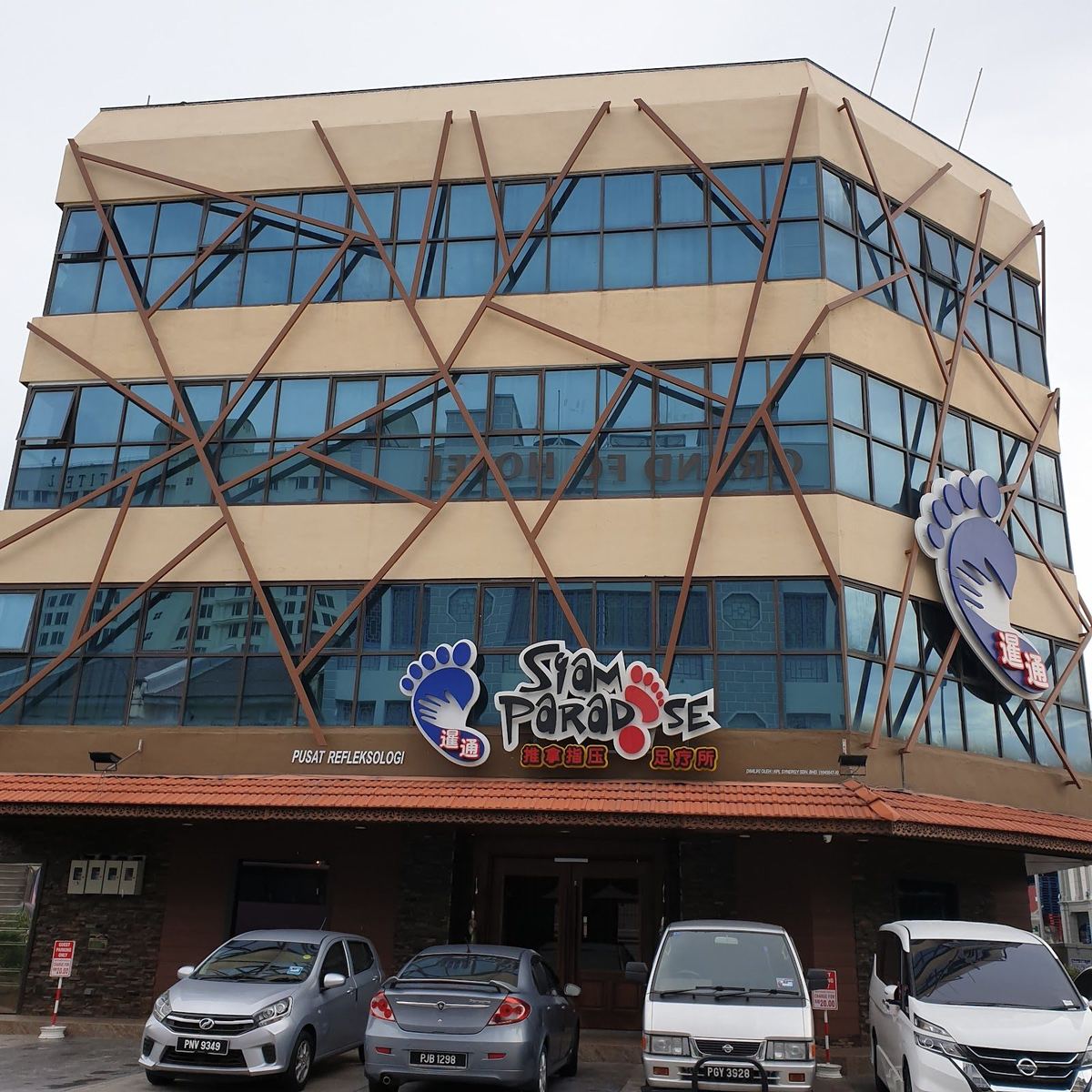 Gedung Reflexology Siam Paradise dengan papan nama berlogo kaki di Jalan Argyll, George Town, Penang