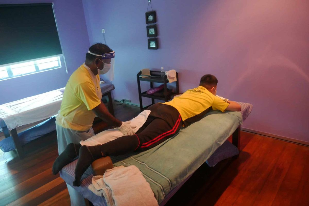 Ruang pijat di SNH Wellness Centre, St Nicholas' Home, Penang, dengan terapis yang sedang bekerja