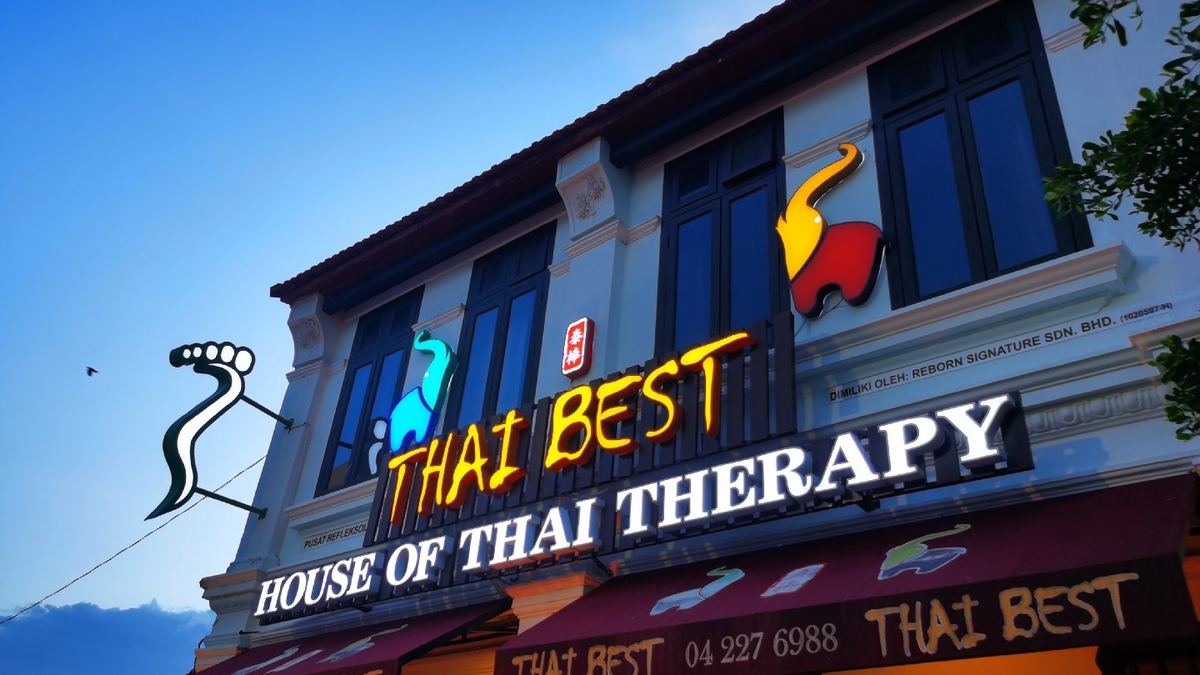 Papan nama Thai Best House of Thai Therapy di rukonya di Lorong Kinta, George Town, Penang