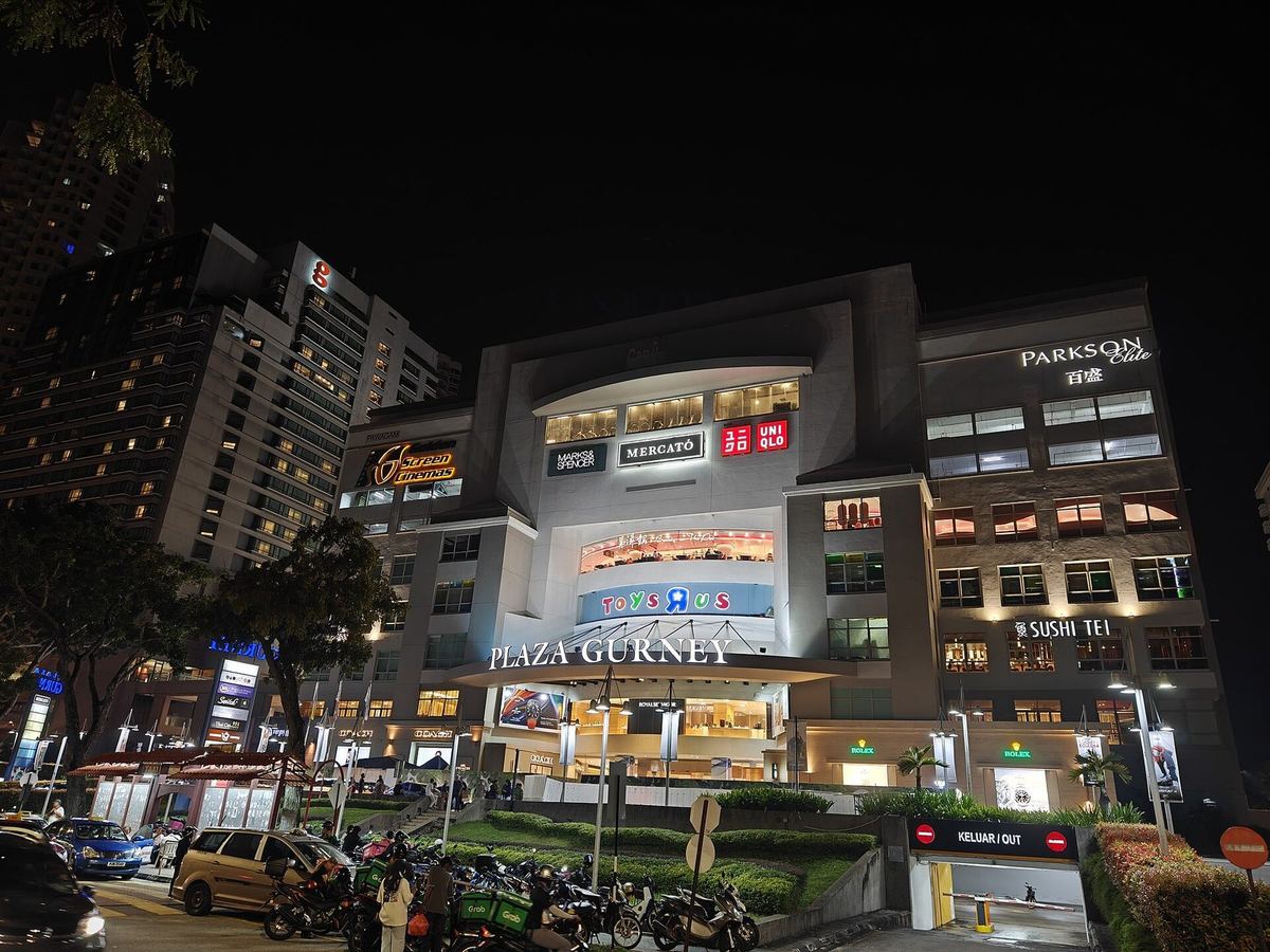 Gurney Plaza di Persiaran Gurney, Penang, pada malam hari, mal tempat Thai Odyssey berada di lantai 4