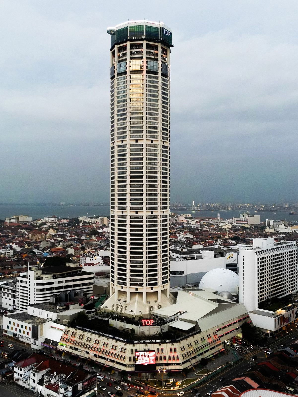 Menara Komtar di George Town, Penang, tempat Tower Spa berada di Level 67 di The Top