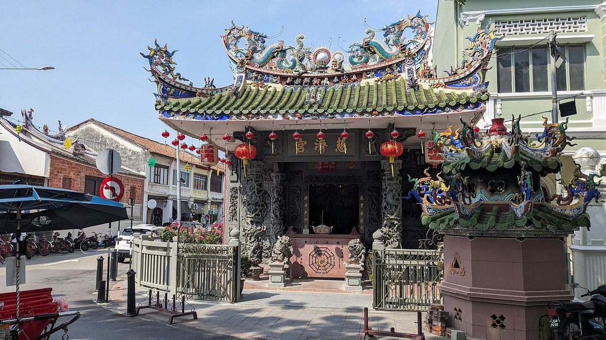 Choo Chay Keong Temple with dragon-topped roof at the Yap Kongsi, Lebuh Armenian, George Town, Penang