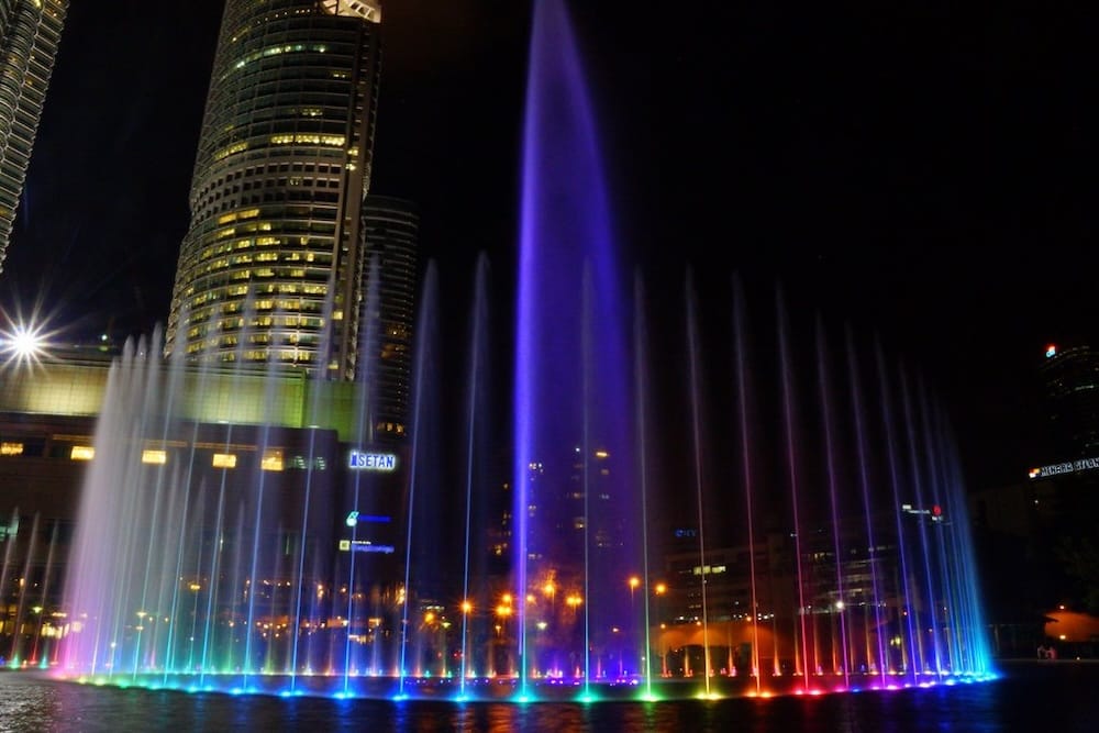 Air pancut Lake Symphony bercahaya berwarna-warni pada waktu malam di Taman KLCC