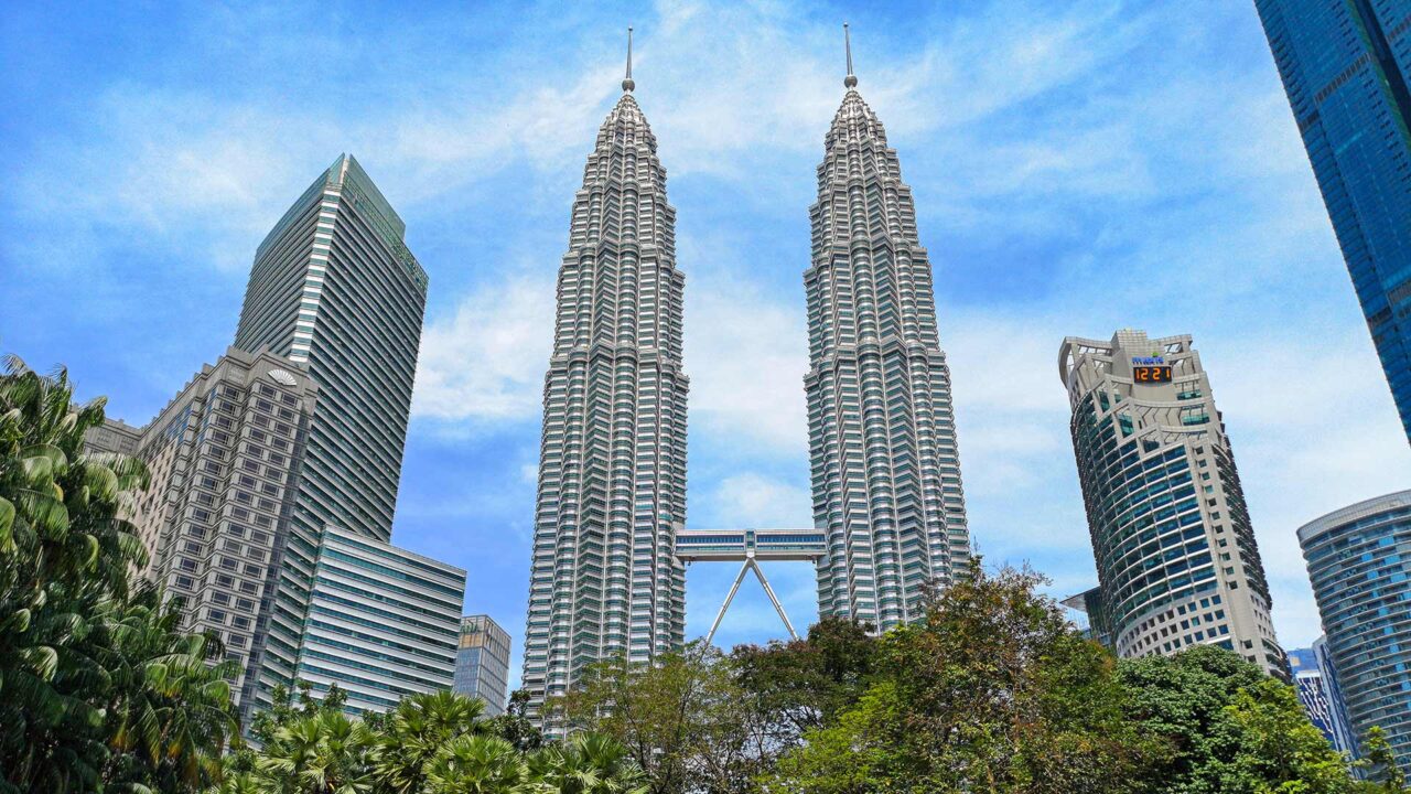 Pemandangan malam dari Skybridge Menara Kembar Petronas yang menghubungkan kedua menara di Level 41
