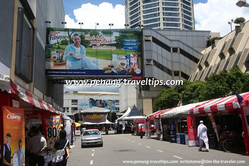 Toko suvenir di dalam Prangin Mall dekat KOMTAR di George Town, Penang