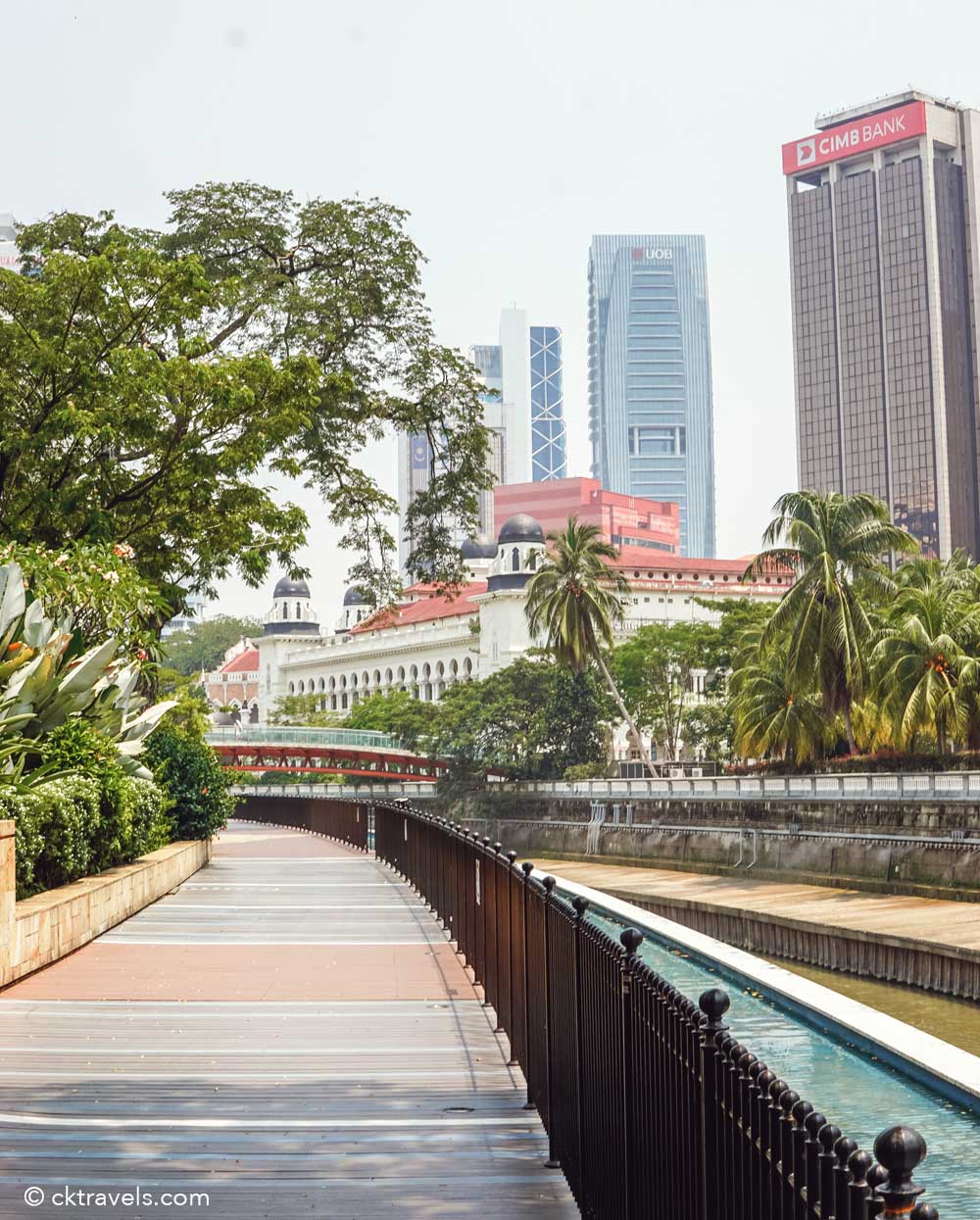 Instalasi River of Life yang diterangi lampu biru di pertemuan Sungai Klang dan Sungai Gombak dekat Masjid Jamek