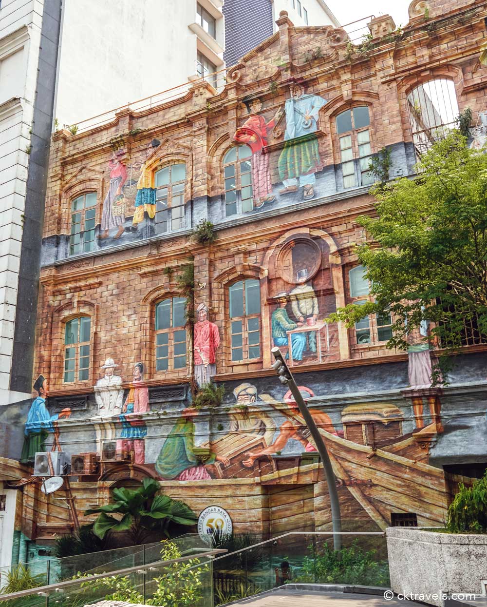 生命之河附近彩绘的历史建筑外墙