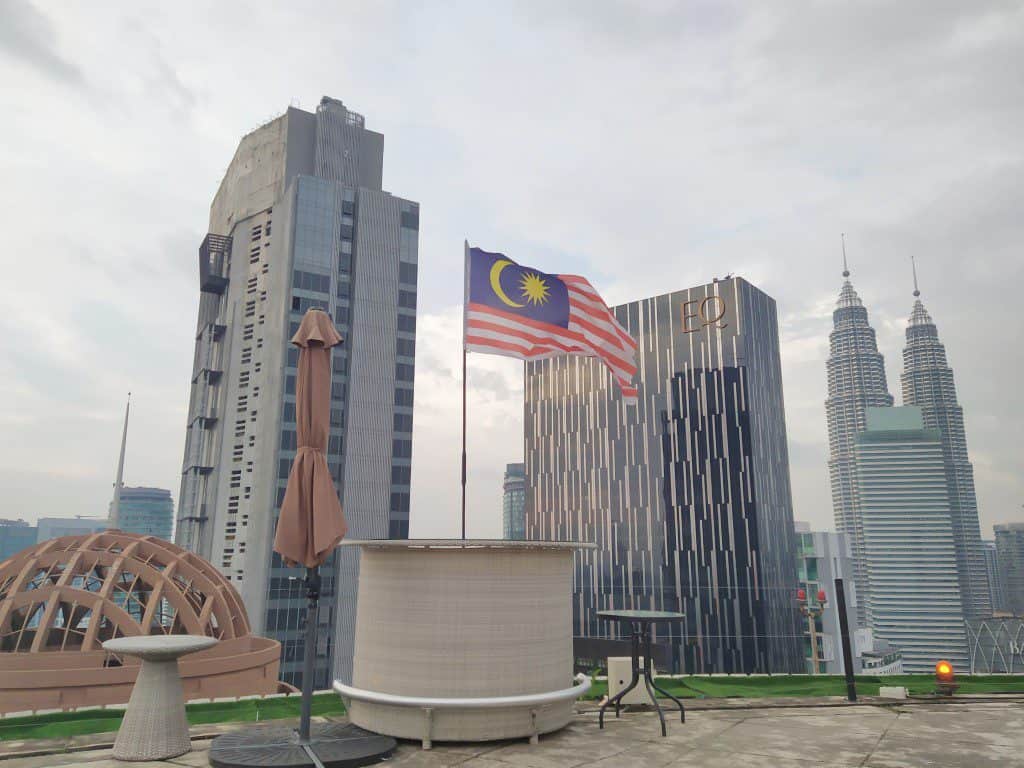 SkyBar di Traders Hotel dengan kolam infinity dan Menara Kembar Petronas yang menyala di latar belakang