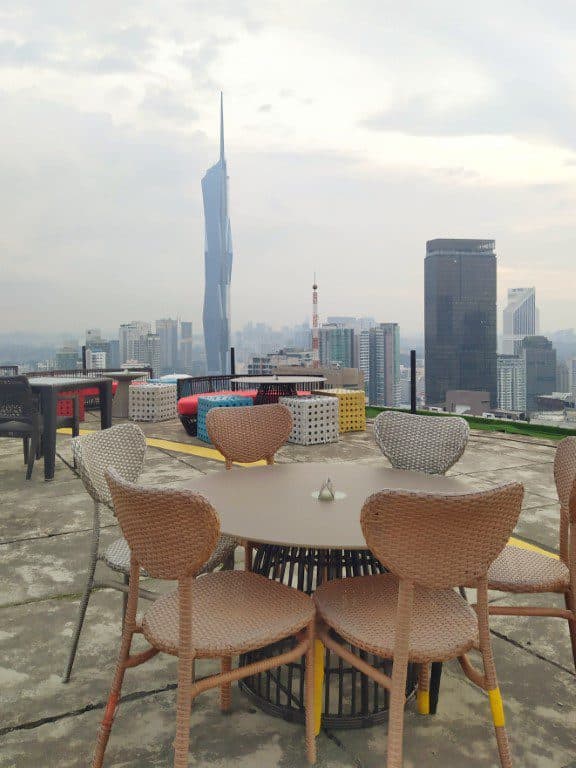Interior Marini's on 57 dengan Menara Petronas terlihat melalui jendela kaca dari lantai hingga langit-langit di malam hari